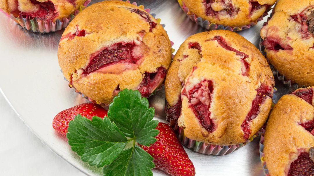 Pop these little bite-size morsels in lunches for a fresh strawberry flavour that’s good for you. 
🍓🧁 Enjoy this recipe with your loved ones today: bit.ly/44N6dHP.