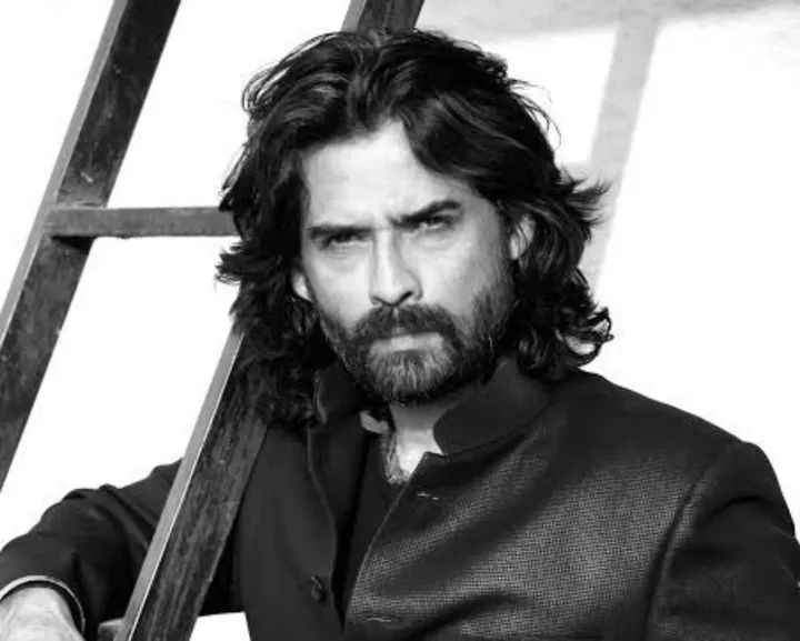 Waseembaba123's tweet image. Film and TV industry famous actor Mukul Dev passed away late night. He's been running sick for the past few days and was admitted to ICU. Actor Vindu Dara Singh confirmed his demise, said Mukul was a brilliant person. His demise is a wave of mourning in the industry