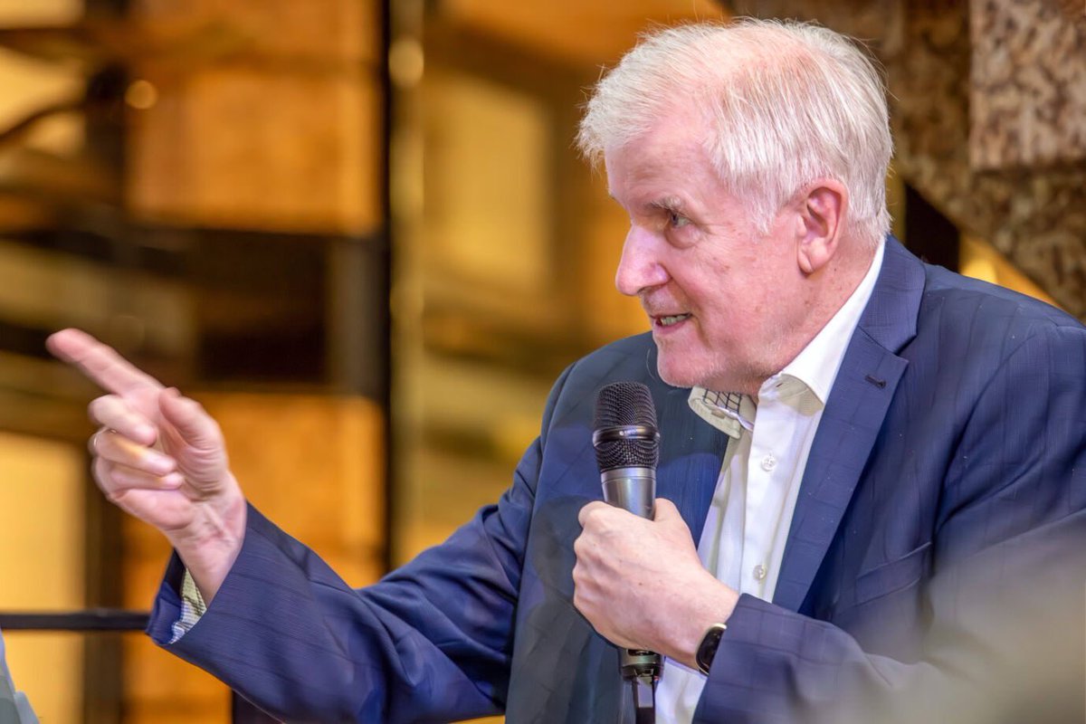 „Fatale Fehlentscheidung“💥💥
 
‼️👉Seehofer rechnet mit Merkel ab   

In einem Interview übt Ex-CSU-Chef Horst Seehofer massive Kritik an Angela #Merkel – und verteilt Lob an Friedrich Merz. Auch zum Bundesverfassungsschutz und dessen AfD-Gutachten hat er eine Meinung.   

Der