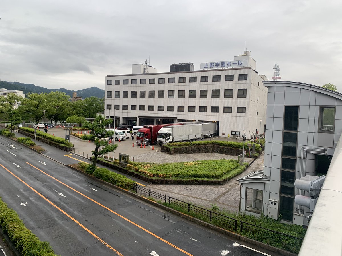 roz20171003's tweet photo. 上野学園ホールでの前回のサカナクションライブは2014年。初めて行ったサカナクションのライブだった。今もずっと変わらず好きです。
今日は2階席。ステージ床にも映像が映ってるのね。上階からしかほぼわからない演出のこだわりに感動しました。
#サカナクション
#怪獣ツアー 
#SAKANAQUARIUM2025怪獣 https://t.co/QEbEzZipy3
