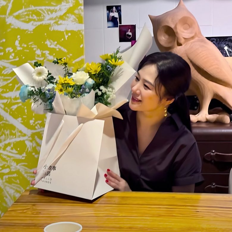 kim hyun joo went to the fan meeting cafe event organized by taiwanese fans 🥹 and she looks sooo pretty 💐✨

#김현주 #KimHyunJoo