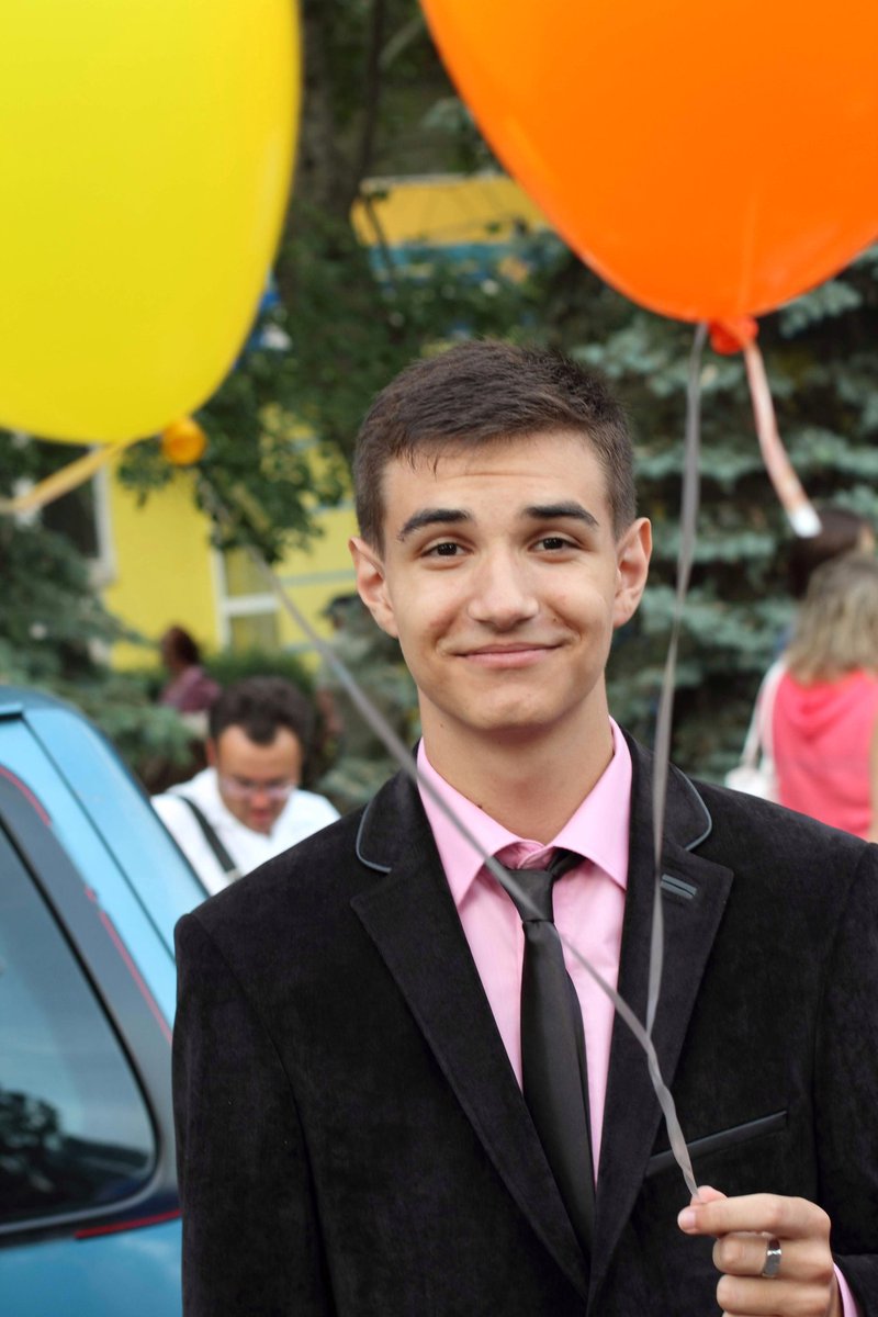 romurioni's tweet image. Фото з випускного 2013 року. Ця дитина тоді ще не знала який пиздець буде попереду.