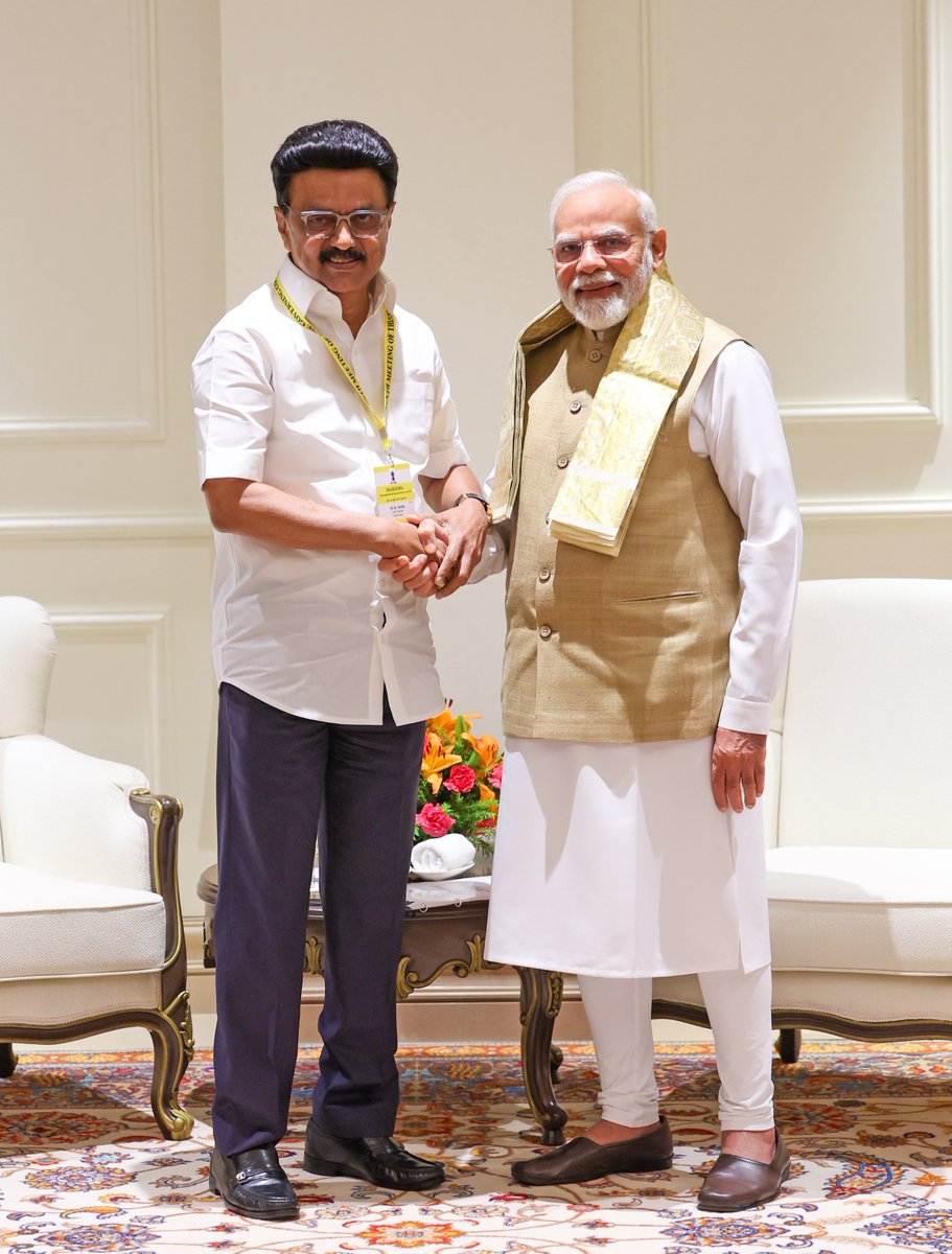 CMOTamilNadu (@cmotamilnadu) on Twitter photo புதுதில்லியில் நிதி ஆயோக் கூட்டத்தில் கலந்து கொண்ட மாண்புமிகு முதலமைச்சர் <a href="/mkstalin/">M.K.Stalin</a> அவர்கள் மாண்புமிகு பிரதமர் <a href="/narendramodi/">Narendra Modi</a> அவர்களை சந்தித்து, சால்வை அணிவித்து, தமிழ்நாட்டில் வளர்ச்சித் திட்டங்கள் குறித்த பல்வேறு கோரிக்கைகள் அடங்கிய மனுவை வழங்கி, உரையாடினார். புதுதில்லியில் நிதி ஆயோக் கூட்டத்தில் கலந்து கொண்ட மாண்புமிகு முதலமைச்சர் <a href="/mkstalin/">M.K.Stalin</a> அவர்கள் மாண்புமிகு பிரதமர் <a href="/narendramodi/">Narendra Modi</a> அவர்களை சந்தித்து, சால்வை அணிவித்து, தமிழ்நாட்டில் வளர்ச்சித் திட்டங்கள் குறித்த பல்வேறு கோரிக்கைகள் அடங்கிய மனுவை வழங்கி, உரையாடினார்.