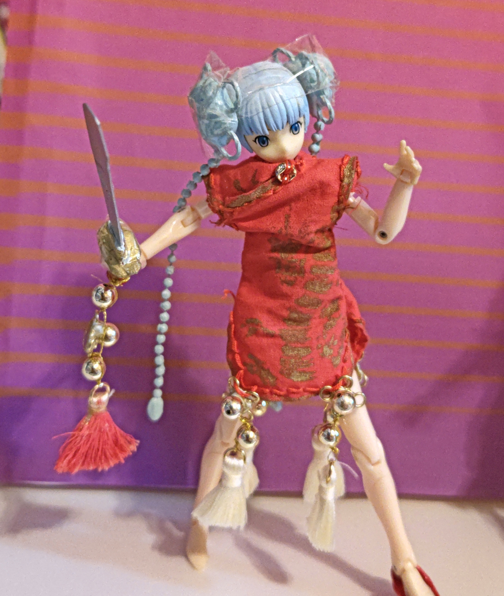 uirohi's tweet photo. 今日の作品はドラゴンドレス武装!
チャイナドレス難しくて、3回も作り直した。
服や刀の飾りも球や輪のパーツをくっつけて再現。
とても大変でした。でも満足。
https://t.co/YKSEN36HOg
#バトコン #フェリシダ #武装神姫 https://t.co/ll3wjM5tj7