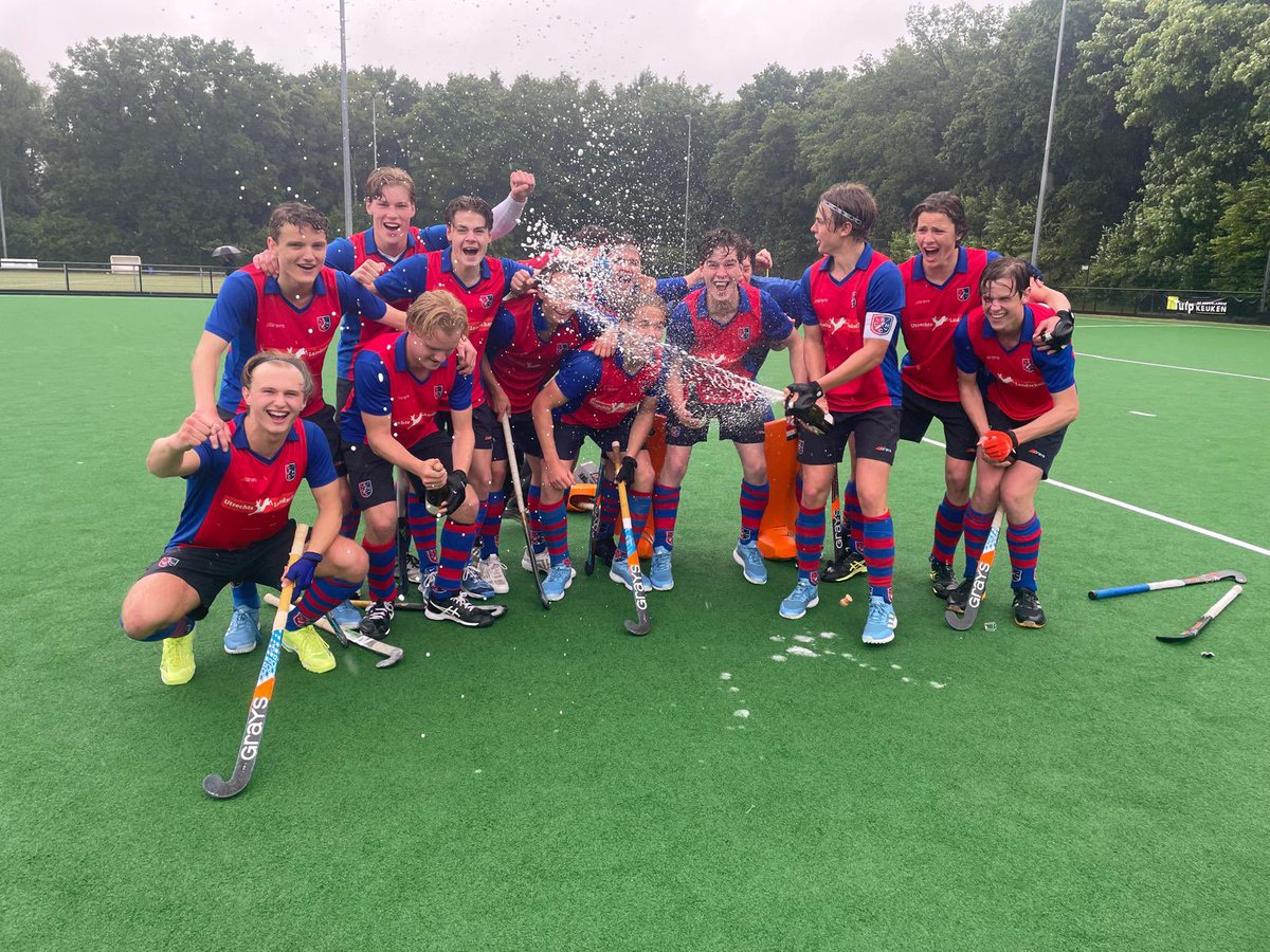 Noblesse oblige! Na uitschakeling voor het landelijk gedaan wat we moesten doen; kampioen zowel in de zaal als op het veld. Op 14 juni het seizoenstoetje op de Super A dag. #SamenSCHC