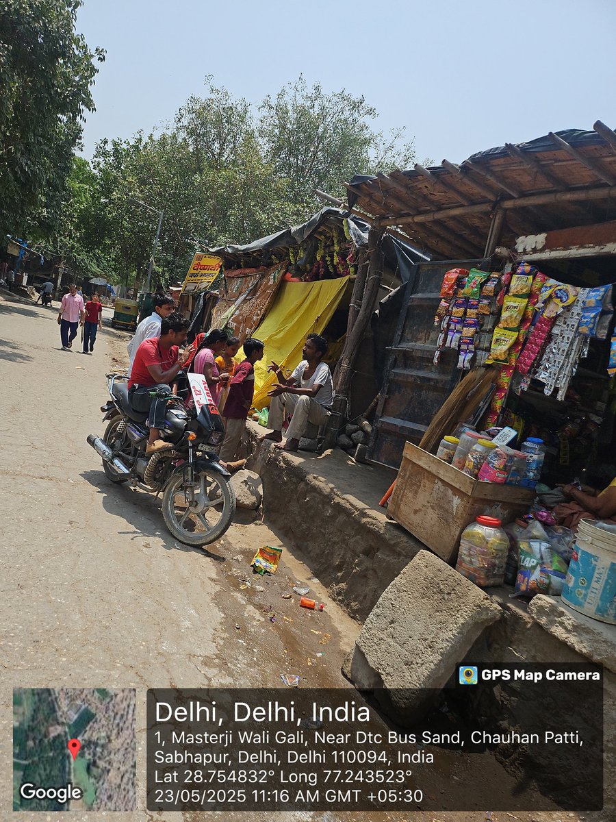 Sunil__Ind's tweet photo. #अतिक्रमण @AshwaniKumar_92 @gupta_rekha @CMODelhi @MCD_Delhi यहाँ पर कल अजीब खेला होता है, निवासियों ने बताया कि नगर निगम की टीम अतिक्र���ण हटाने आती है, थोड़ी देर तक अतिक्रमणकारियों को डराया जाता है और फिर एक ठेकेदार नियुक्त किया जाता है, थोड़ी देर बाद मामला रफा दफा कर टीम वापस लौट जाती है।
दुकानदारों ने अब सामान के भाव बढ़ा दिए हैं, बोल रहे हैं कि खर्चा बढ़ गया है।