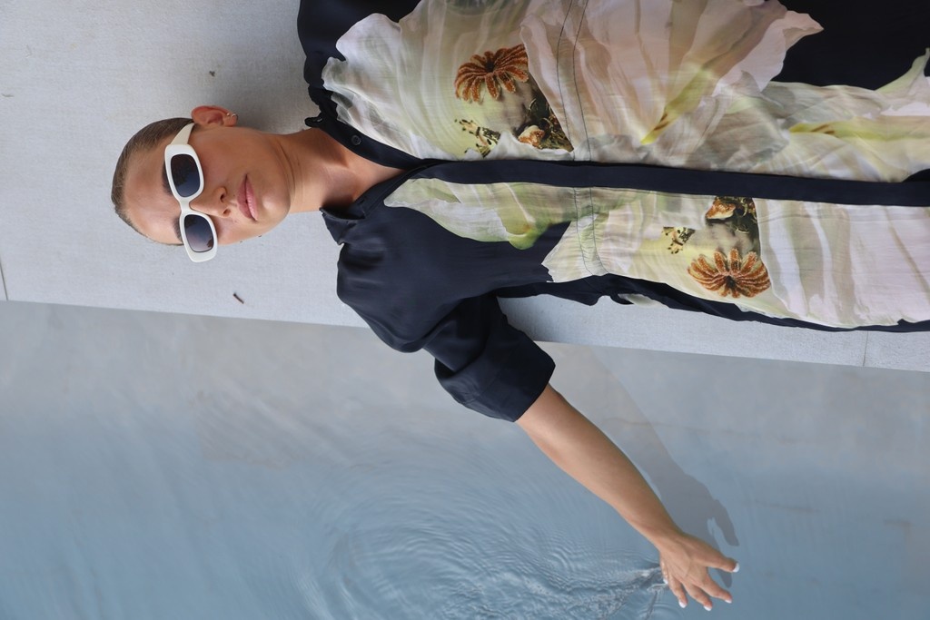 The Hidden Tunic. This short, oversized fit style features a grandad collar and showcases a stunning large floral print in yellow on a black base⁠
rlgn.shop/uipv6
.⁠
#tunic #tunicdress #florals #floralprint #summerstyle #summer #ootd