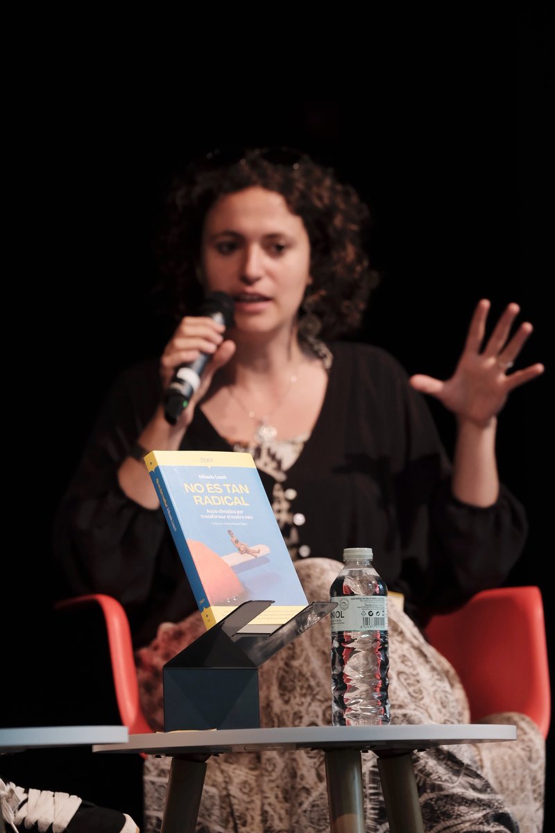 Fira Literal (@literalbcn) on Twitter photo Aissata M'ballo, Diana Rahmouni i Sara Bourehiyi han demostrat que No és tan radical defensar la vida i el planeta.
Una presentació de <a href="/jande_editorial/">JAŊDE Editorial</a> que posa el focus en la justícia climàtica amb mirada antiracista i feminista. Aissata M'ballo, Diana Rahmouni i Sara Bourehiyi han demostrat que No és tan radical defensar la vida i el planeta.
Una presentació de <a href="/jande_editorial/">JAŊDE Editorial</a> que posa el focus en la justícia climàtica amb mirada antiracista i feminista.