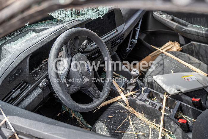 Ein zerstörter Wagen, nachdem in der Nacht eine 15-Jährige mit dem Auto ihres Vaters vor der Polizei geflüchtet und in das Autohaus gefahren ist. Dabei wurden sie und ihre 16 Jahre alte Beifahrerin schwer verletzt, wie die Polizei mitteilte.

Foto: onw-images ++ © +++ 24.05.2025