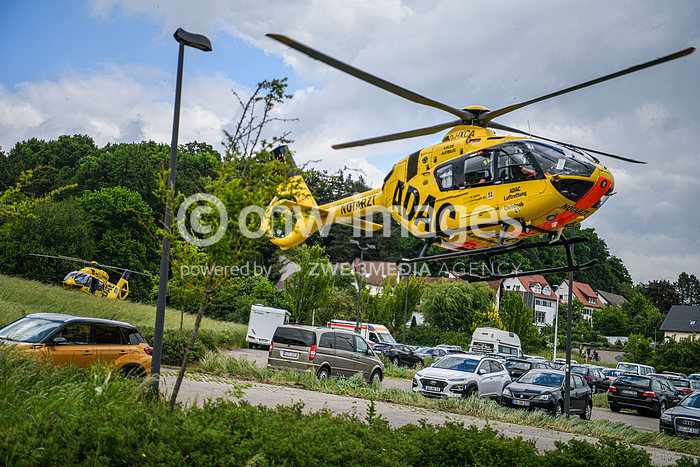 Zahlreiche Rettungskräfte sind am Bahnhof in Böbingen im Einsatz. Zwei Arbeiter seien durch eine 15.000-Volt-Leitung schwer verletzt worden, wie ein Polizeisprecher mitteilte. 

Foto: onw-images ++ © +++  22.05.2025
