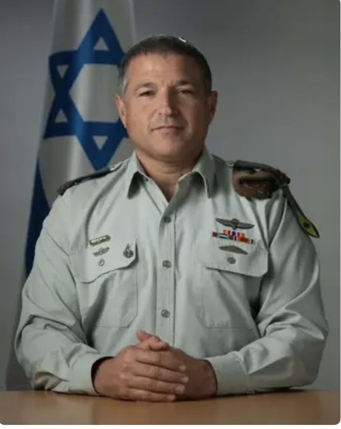 במחנה הביביסטי - הבכייני והחולה, העמוס  ברגשי קיפוח  והמתקרבן - העובדה שמישהו מרוקאי אמורה לשמש פקטור ובעצם לסדר לו ג׳וב. אז לא ביביסטים, זה אולי במרוקו; כאן תבואו עם כישורים. תתרגלו לרעיון.