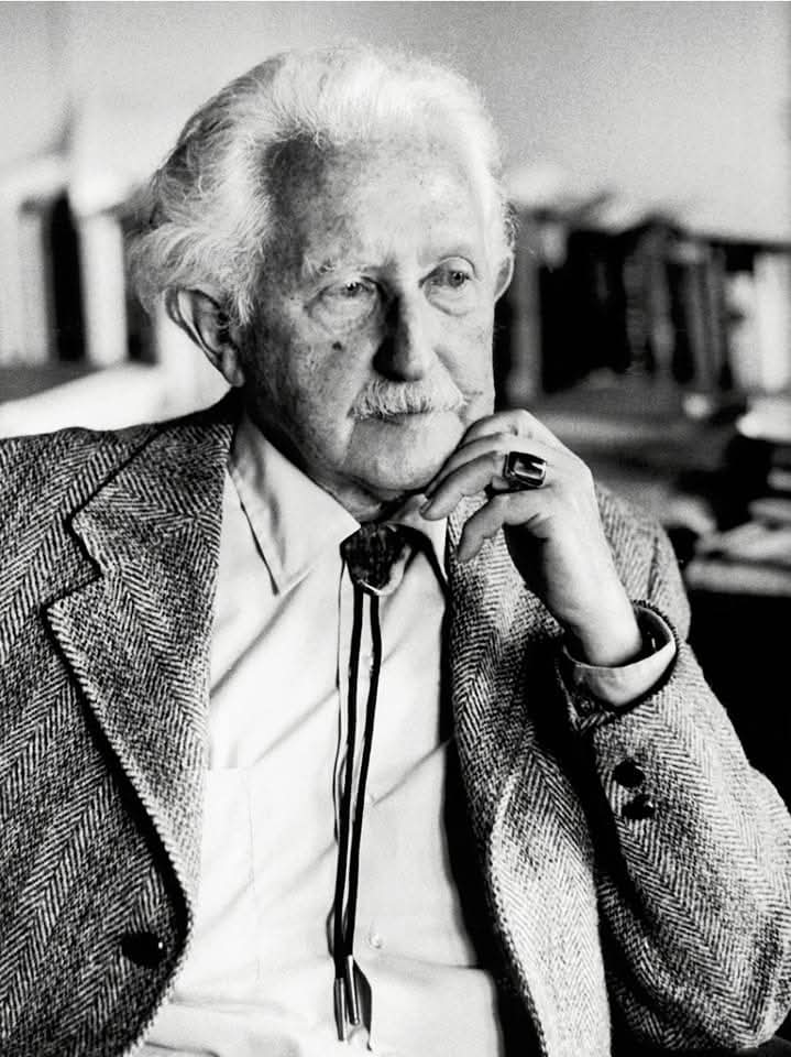 Што боље упознајемо себе, то имамо више стрпљења за друге.

 Ерик Ериксон