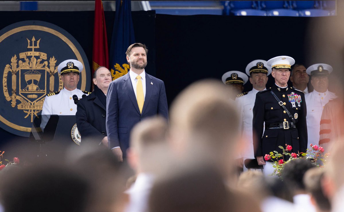 CMC_MarineCorps's tweet image. On Friday, alongside @VP @SECNAV
& @USNavy ADM Kilby, I attended the @NavalAcademy graduation & administered the oath to new @USMC 2ndLts. The path ahead will be the most demanding period of your life, but it will also be the most rewarding work you will ever do: leading Marines