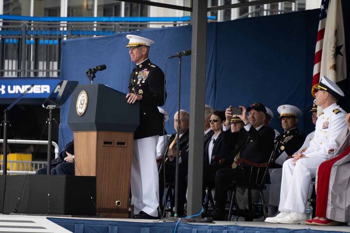 CMC_MarineCorps's tweet image. On Friday, alongside @VP @SECNAV
& @USNavy ADM Kilby, I attended the @NavalAcademy graduation & administered the oath to new @USMC 2ndLts. The path ahead will be the most demanding period of your life, but it will also be the most rewarding work you will ever do: leading Marines