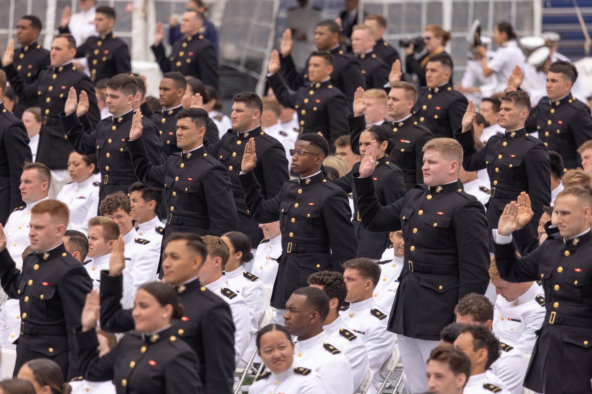 CMC_MarineCorps's tweet image. On Friday, alongside @VP @SECNAV
& @USNavy ADM Kilby, I attended the @NavalAcademy graduation & administered the oath to new @USMC 2ndLts. The path ahead will be the most demanding period of your life, but it will also be the most rewarding work you will ever do: leading Marines