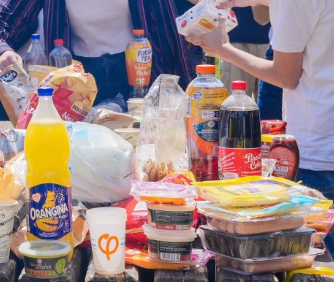 theothomas56's tweet photo. Le RN est + écolo pour un banquet de 200 personnes, que LFI lors d'un repas végé de 20 militants. 

Une montagne de plastique et de produits transformés et importés. 

Des petits citadins en quête de luttes, qui miment l'écologie sans jamais l'atteindre. Un résumé de leurs idées. https://t.co/ERtxyWHusK