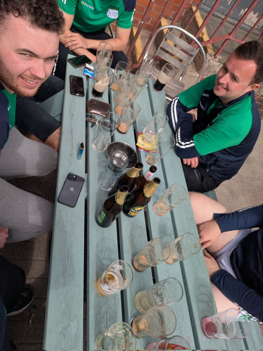 Lads looking sharp in the new gear thanks to <a href="/Barhaleltd/">Barhale</a>.  2 wins from 2, sure be rude not to have a few pints