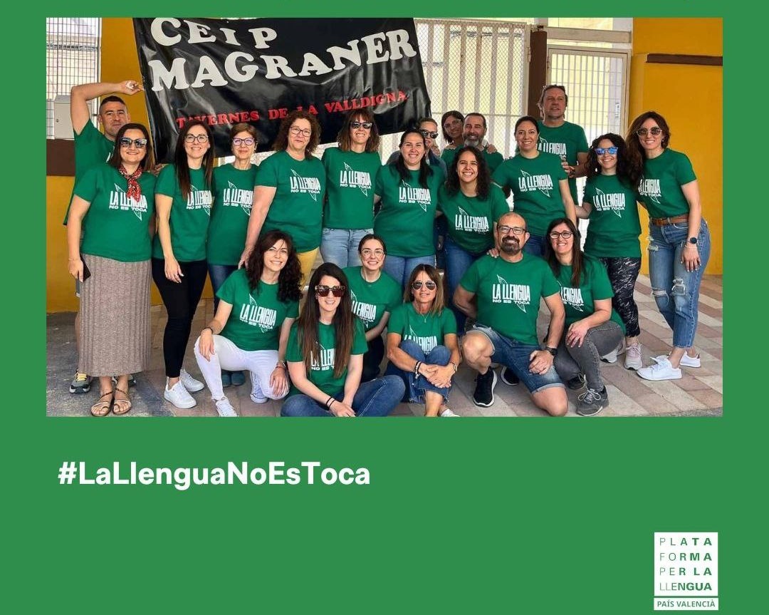 🚨 Prohibeixen les samarretes verdes de #LaLlenguaNoEsToca a les oposicions docents!!!!

‼️ Tal com ha informat el Comité de Vaga, han obligat membres del tribunal a canviar-se-la. Plataforma per la Llengua denuncia l'atac a la llibertat d'expressió i estudia accions legals.