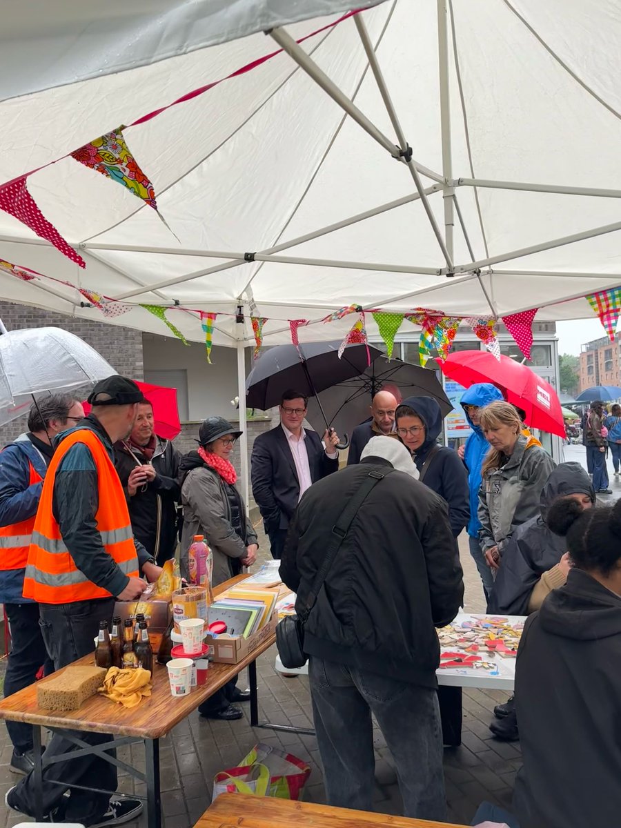 À #Wazemmes, même sous la pluie, la braderie bat son plein ☔
Sourires, rencontres, bonne humeur, avec <a href="/Ardeslandes/">Arnaud Deslandes</a> , <a href="/ch_brun/">Charlotte Brun</a> &amp; <a href="/hakimagouni1/">hakimagouni</a>, la pluie n’éteint pas l’énergie populaire. Bravo à l’association des habitants de la rue de #Wazemmes ! #Lilleencommun