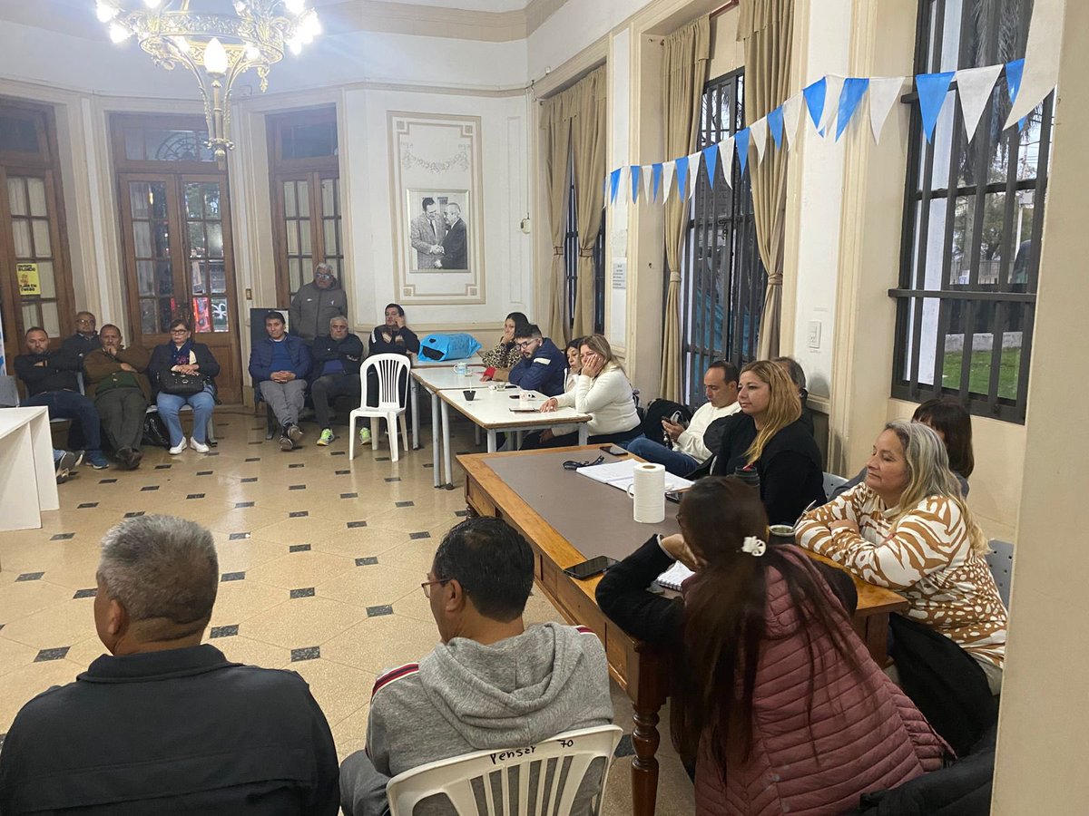 DamiContrerasOk's tweet photo. Cerramos la semana en una tarde de análisis y debate político donde cada compañero pudo dar su punto de vista de la situación actual del territorio, de la provincia y la nación, planteando agenda para los meses venideros.
#frenterenovadormoreno
#unidadyconstruccion✌️💙 https://t.co/zS4R9V61DP