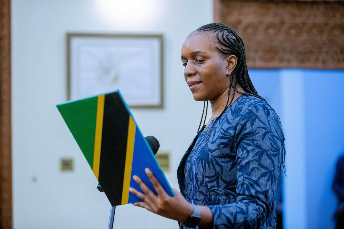 Rais wa Jamhuri ya Muungano wa Tanzania, Mhe. Dkt. Samia Suluhu Hassan akimuapisha Dkt. Blandina Buganzi Kilama kuwa Naibu Katibu Mtendaji wa Tume ya Mipango anayeshughulikia biashara na ubunifu kwenye hafla fupi iliyofanyika Ikulu Jijini Dar es Salaam tarehe 24 Mei, 2025.