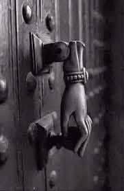 باب الغياب لم يصنعه نجار
بل صنعه عزيز قلب دق في القلب مسمارا ومضى