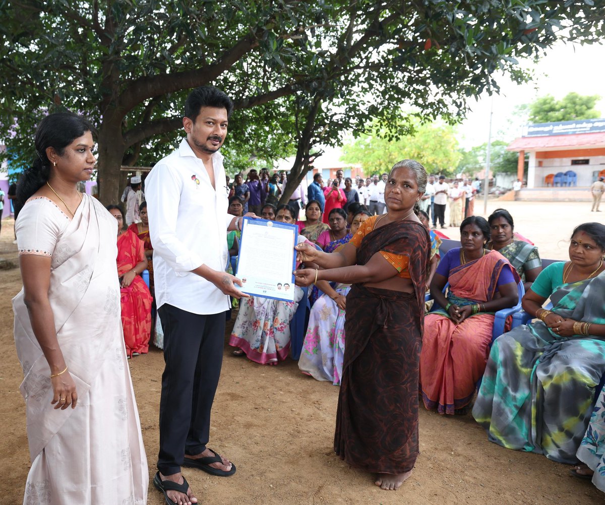 Udhaystalin's tweet photo. புதுக்கோட்டை மாவட்டத்தில் அரசு மற்றும் கழக நிகழ்ச்சிகளுக்காக வருகை தந்த போது, மாவட்டத்தின் பல்வேறு பகுதிகளை சார்ந்தவர்கள் அவர்களுடைய கோரிக்கையை நிறைவேற்றிட வேண்டும் என மனு அளித்தனர். 

அவற்றில், மாற்றுத்திறனாளிகள் - ஆதரவற்ற மகளிர்  - நலிவடைந்த பிரிவினர் அளித்த மனுக்களுக்கு உடனே தீர்வு வழங்கிட அதிகாரிகளை அறிவுறுத்தினோம்.

இதன்படி, நத்தம்பண்ணை ஊராட்சியில் நடந்த நிகழ்ச்சியின் போது, இரண்டு மாற்றுத்திறனாளிகளுக்கு மோட்டார் பொருத்தப்பட்ட வாகனம் மற்றும் மாற்றுத்திறனாளிகள் அடையாள அட்டை - மூவருக்கு நகர்ப்புற வாழ்விட மேம்பாட்டு வாரியம் மற்றும் கலைஞர் கனவு இல்லம் திட்டத்தின் கீழ் வீடுகள் - தலா ஒருவருக்கு கணவனால் கைவிடப்பட்டோருக்கான சான்றிதழ் மற்றும் பணி நியமன ஆணை போன்றவற்றை வழங்கினோம். 

இந்த நலத்திட்ட உதவிகளை பெற்ற பயனாளிகள் வாழ்வு சிறக்க வாழ்த்தினோம்.

@regupathymla @SMeyyanathan @pudugaiabdulla @Muthuraja_MLA