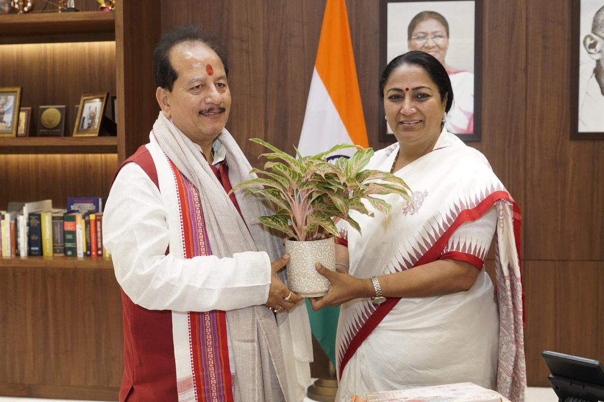 CMO Delhi (@cmodelhi) on Twitter photo आज दिल्ली सचिवालय में बिहार के उपमुख्यमंत्री श्री <a href="/VijayKrSinhaBih/">Vijay Kumar Sinha</a> जी से शिष्टाचार भेंट कर विकास, जनकल्याण और प्रशासनिक समन्वय से जुड़े विभिन्न विषयों पर सार्थक और सकारात्मक चर्चा हुई।
चर्चा के दौरान दोनों राज्यों के अनुभवों को साझा करते हुए जनहित को केंद्र में रखकर बेहतर आज दिल्ली सचिवालय में बिहार के उपमुख्यमंत्री श्री <a href="/VijayKrSinhaBih/">Vijay Kumar Sinha</a> जी से शिष्टाचार भेंट कर विकास, जनकल्याण और प्रशासनिक समन्वय से जुड़े विभिन्न विषयों पर सार्थक और सकारात्मक चर्चा हुई।
चर्चा के दौरान दोनों राज्यों के अनुभवों को साझा करते हुए जनहित को केंद्र में रखकर बेहतर