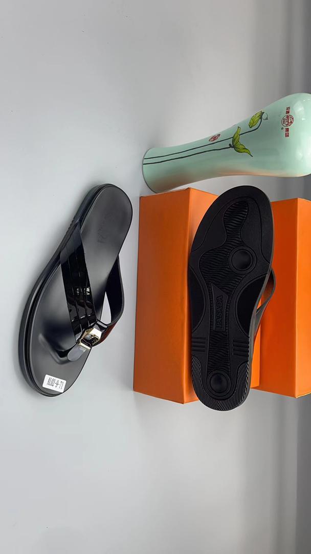Italian Slippers 

Price 🔖 22,000 only.

Available Size Sizes 39-46 

📍 Kaduna and Delivery nationwide
Call or WhatsApp 08028482834

Check our media for other products 🛒 you can buy