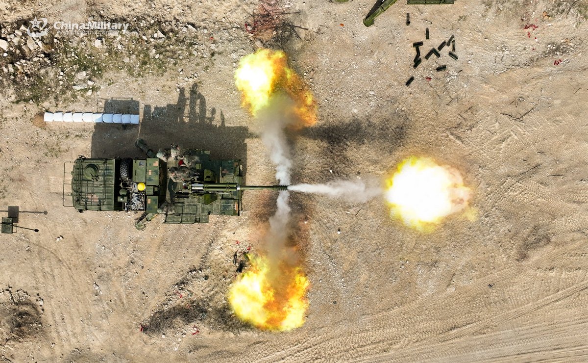 ChinaMilBugle's tweet photo. Precision Strike: #Photos show #PLC09 122mm truck-mounted self-propelled #howitzer systems attached to Chinese #PLA Army in a live-fire training exercise. #Chinamilitary https://t.co/CvjId8Bvya