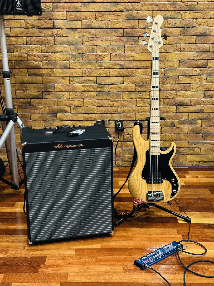 jb03jb74's tweet photo. ライブ本番まであと7日…
りりさと音羽のような罵り合いは無いけれど程良い緊張感で挑めた今日のスタジオ練
先日「OMGモード」を組んG&L Kiloton5はめちゃ良い音でニヤニヤが止まりませんでした😆
今日のスタジオ天井高っ!😱
#bass #ベース #スタジオ練 #glbass #ミュージックタウン音市場 https://t.co/liHF7S9uQB