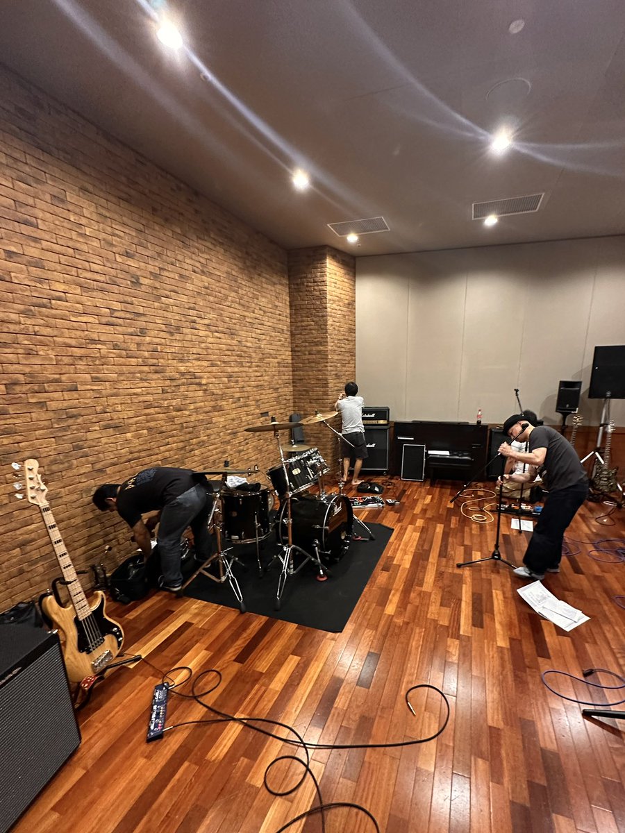 jb03jb74's tweet photo. ライブ本番まであと7日…
りりさと音羽のような罵り合いは無いけれど程良い緊張感で挑めた今日のスタジオ練
先日「OMGモード」を組んG&L Kiloton5はめちゃ良い音でニヤニヤが止まりませんでした😆
今日のスタジオ天井高っ!😱
#bass #ベース #スタジオ練 #glbass #ミュージックタウン音市場 https://t.co/liHF7S9uQB