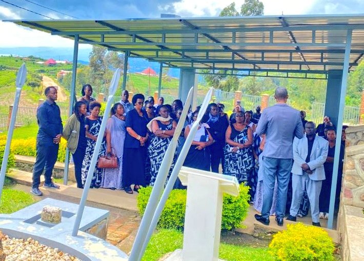 Urubyiruko mu murenge wa Rwezamenyo ku bufatanye n'inzego z'ubuyobozi muri uyu murenge, basuye urwibutso rwa "Jenoside yakorewe Abatutsi1994 rwa "Bisesero, bashyira indabo ku mva, bunamira abahashyinguye.

<a href="/Unity_MemoryRw/">Ministry of National Unity and Civic Engagement</a> <a href="/Ibuka_Rwanda/">IBUKA Rwanda</a> <a href="/Nyarugenge/">Nyarugenge District</a> <a href="/CityofKigali/">City of Kigali</a> <a href="/KarongiDistr/">Karongi District</a>