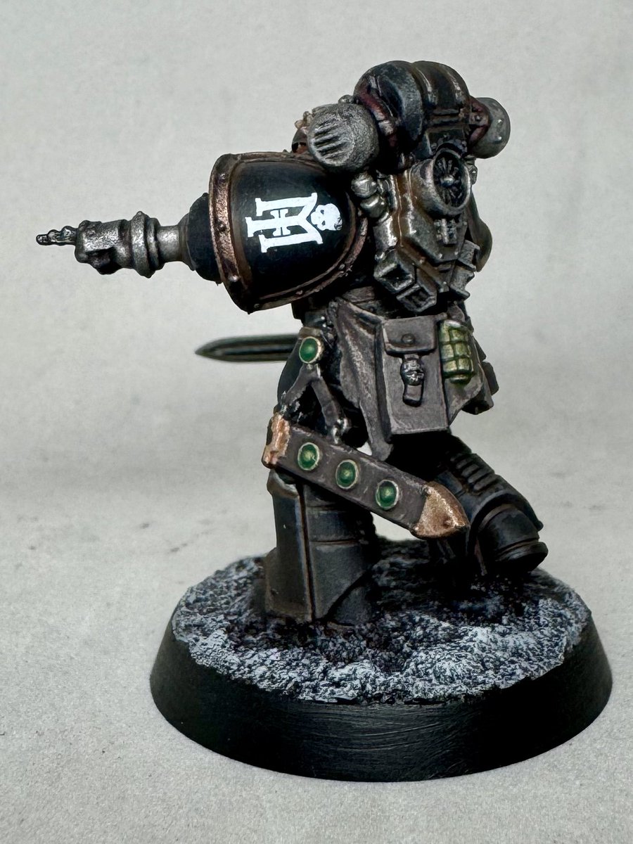 TheLegionofTwo's tweet photo. Blackshield with power weapon complete, went for the idea that he lost both arms at the elbows to an iron warrior at phall. Posted by J #blackshields30k #horusheresy #horusheresy30k https://t.co/N7uCFcVzzA
