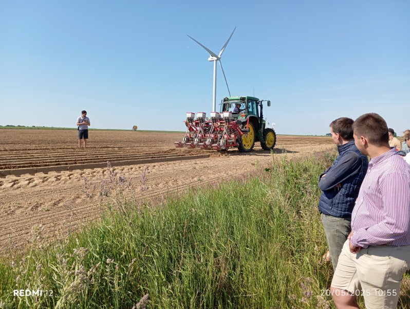 CfppaLeParaclet's tweet image. Zoom sur la semaine  des BTSA ACD du Paraclet &amp;amp; de Caulnes, venus découvrir les spécificités des systèmes de production en #HautsdeFrance.  Mardi matin : Visite de La belle d’Armancourt dans le Santerre.  1 exploitation spécialisée en production de carottes &amp;amp; de betteraves rouges