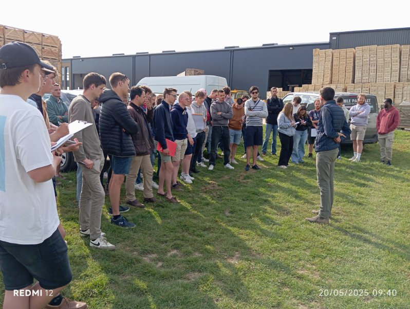 CfppaLeParaclet's tweet image. Zoom sur la semaine  des BTSA ACD du Paraclet &amp;amp; de Caulnes, venus découvrir les spécificités des systèmes de production en #HautsdeFrance.  Mardi matin : Visite de La belle d’Armancourt dans le Santerre.  1 exploitation spécialisée en production de carottes &amp;amp; de betteraves rouges