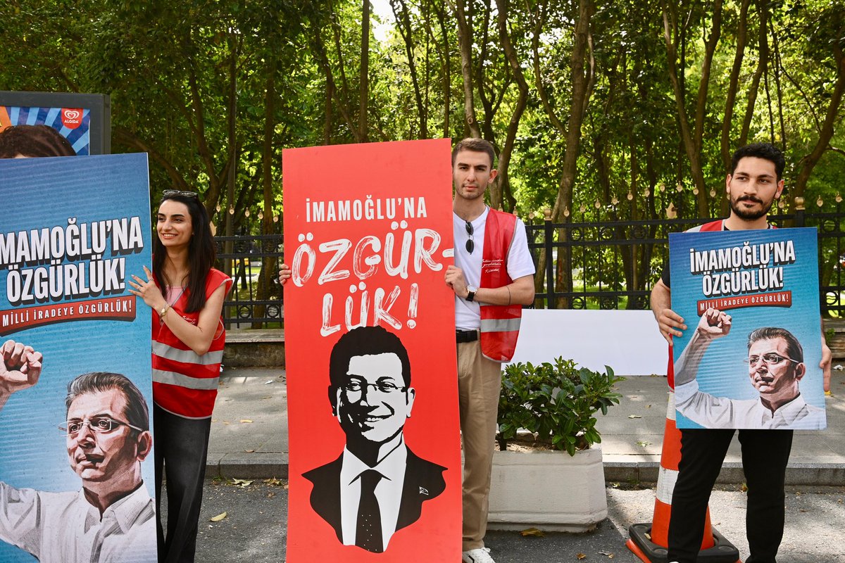 EKREM İMAMOĞLU'NU UNUTTURAMAYACAKSINIZ!

Sosyal medya hesabını yasakladınız.

Resimlerini, sesini yasakladınız.

Afişlerini kaldırdınız.

Billboardlara bile kayyum atadınız.

Halkımızın gönlüne kazınanı, gözünden kaçıracağınızı mı sanıyorsunuz?

Pazartesiden itibaren, örgütümüz