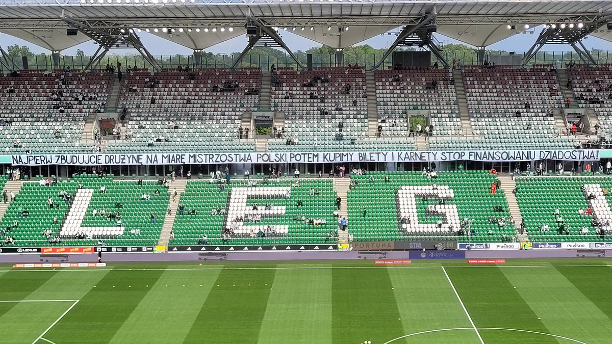 Tomasz Sokołowski (@_warrior22_) on Twitter photo Takim transparentem kibice apeują do władz klubu <a href="/LegiaWarszawa/">Legia Warszawa 🏆</a> przy okazji meczu Legii ze <a href="/FksStalMielec/">FKS Stal Mielec</a>
<a href="/rdcpolskieradio/">Polskie Radio RDC</a> Takim transparentem kibice apeują do władz klubu <a href="/LegiaWarszawa/">Legia Warszawa 🏆</a> przy okazji meczu Legii ze <a href="/FksStalMielec/">FKS Stal Mielec</a>
<a href="/rdcpolskieradio/">Polskie Radio RDC</a>