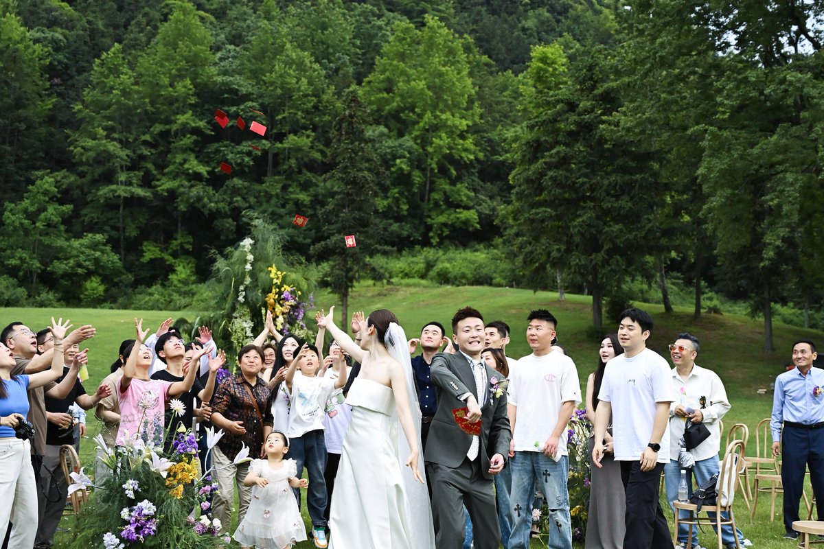 wishgardenHS's tweet image. A garden, a breeze, and two hearts saying “I do” 💍
On the lawn of WishGarden, love bloomed under open skies
Petals, laughter, and promises floating in the air ✨
Just the way a wedding should be.
📍Huangshan, China
#WishGarden #OutdoorWedding #SpringRomance #HuangshanRetreat