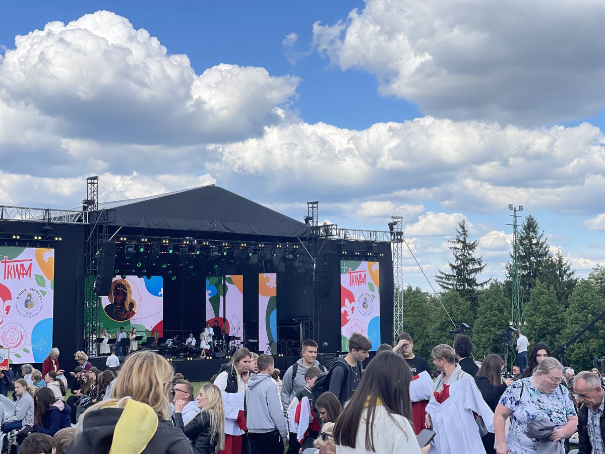 JasnaGoraNews's tweet image. &quot;Jesteśmy nadzieją!” pod takim hasłem na #JasnaGóra odbywa się 26. Pielgrzymka Młodych z Radiem Maryja. Organizatorzy zwracają uwagę, że pielgrzymka to oddanie Matce Bożej wszystkiego czym żyje młodzież. To spotkanie z Panem Bogiem, czas uwielbienia i świadectw.