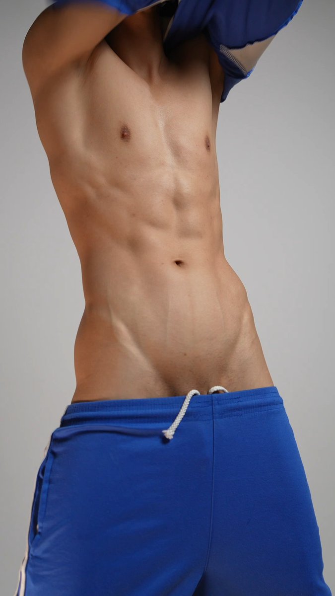 「涩涩少年03 校服诱惑」
可爱健气的少年芒果，穿上初中可爱的校服后，迫不及待暴露自己的淫贱本性，对着镜子里的自己用自慰棒疯狂发泄。
“好想成为同学们的肉便器啊。”
少年不断幻想服侍同学们的肉棒，在快感中达到巅峰。
全片时长21分钟。
包含：足控 校服 少年
订阅芒果：fansone.co/manguoqing