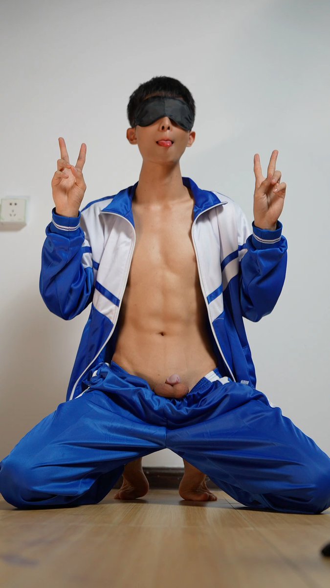 「涩涩少年03 校服诱惑」
可爱健气的少年芒果，穿上初中可爱的校服后，迫不及待暴露自己的淫贱本性，对着镜子里的自己用自慰棒疯狂发泄。
“好想成为同学们的肉便器啊。”
少年不断幻想服侍同学们的肉棒，在快感中达到巅峰。
全片时长21分钟?
包含：足控 校服 少年
订阅芒果：fansone.co/manguoqing