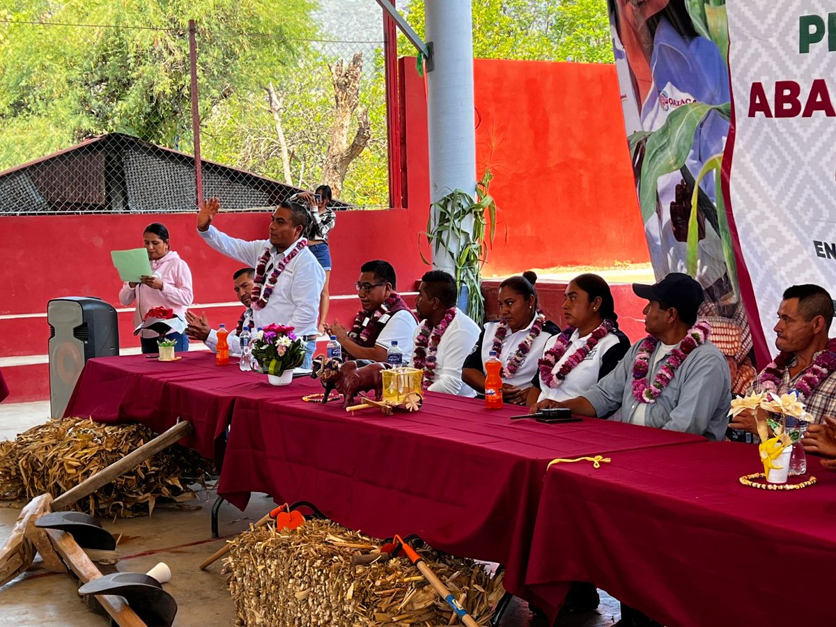 ENTREGAMOS APOYOS EN BENEFICIO DEL CAMPO EN EL MUNICIPIO DE LA COMPAÑÍA

Mediante la entrega de semillas, fertilizantes (UREA y DAP) y bioinsumos fortalecemos la producción de maíz con agricultores de mediano y alto potencial en Valles Centrales.

En la el municipio de La