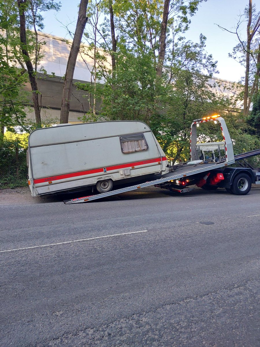 TVP_Bucks's tweet photo. NHPT on routine patrol in #DenhamGreen spotted a white 4X4 towing a caravan on the A412. Caravan was later abandoned in a layby by HS2 Viaduct. Offending vehicle index was captured and all details have been passed to Bucks Waste Enforcement Team for progression. #C9345 ๐ฎ๐ผโโ๏ธ ๐ https://t.co/pI5RsEAMnT