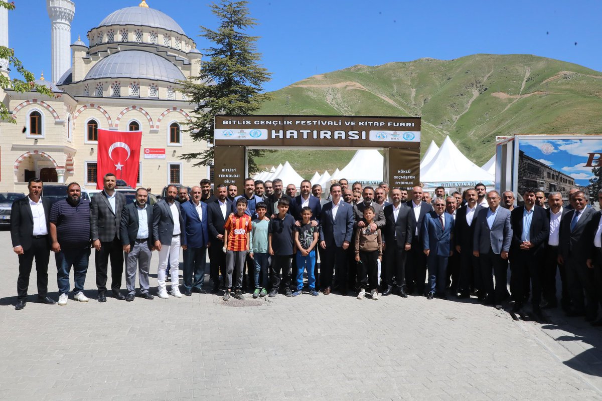 Turan Bedirhanoğlu (@t_bedirhanoglu) on Twitter photo Bitlis Valimiz Sn. <a href="/ahmetkarakaya37/">Ahmet Karakaya</a> , Bitlis Belediye Başkanımız Nesrullah Tanğlay ve İl Başkanımız Kadir Köstekçi ile birlikte #BitlisKitapFuarı’nı ziyaret ettik.
📖 Özellikle gençlerimizin fuara olan yoğun ilgisi bizleri fazlasıyla memnun etti.
Gençlerimizle birlikte Bitlis Valimiz Sn. <a href="/ahmetkarakaya37/">Ahmet Karakaya</a> , Bitlis Belediye Başkanımız Nesrullah Tanğlay ve İl Başkanımız Kadir Köstekçi ile birlikte #BitlisKitapFuarı’nı ziyaret ettik.
📖 Özellikle gençlerimizin fuara olan yoğun ilgisi bizleri fazlasıyla memnun etti.
Gençlerimizle birlikte