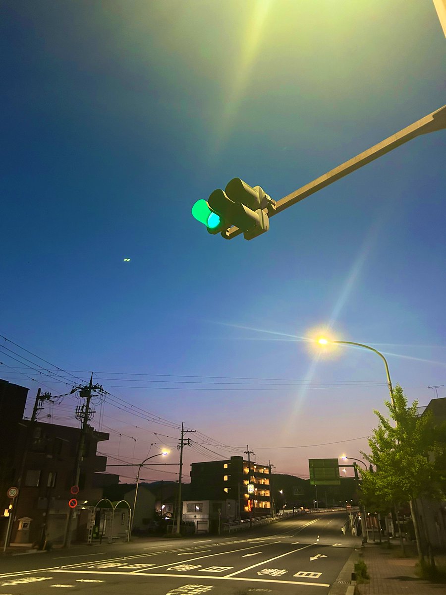 久しぶりに見た朝4時の空。

もう、エモいより眠い。