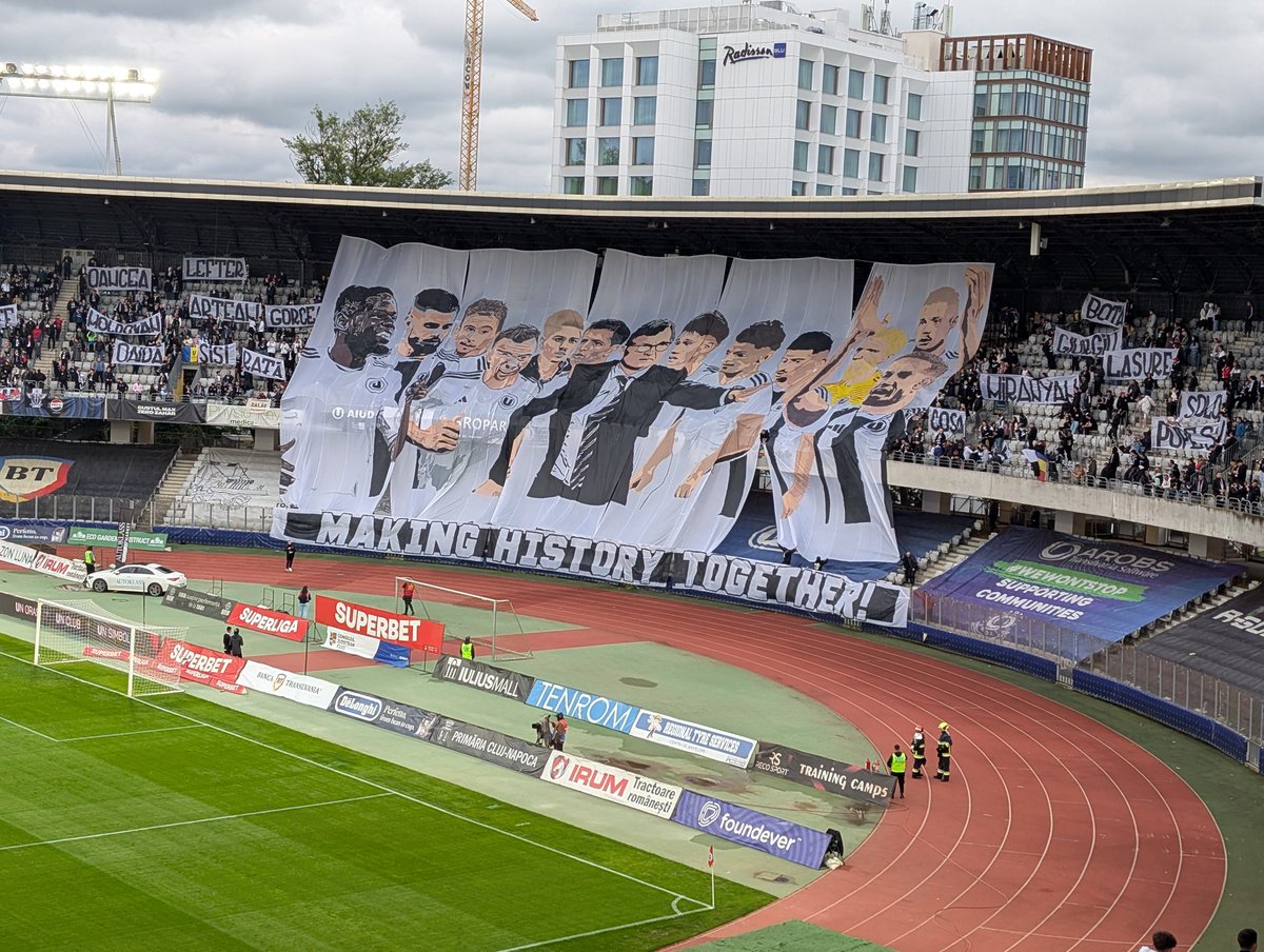 horiabogdavos's tweet photo. Making History Together 💪⚪⚫🇷🇴 53 de ani de așteptare 🥂#haideU #numaiU #SepcileRosii #CupeleEuropene https://t.co/eXU9gyyQro
