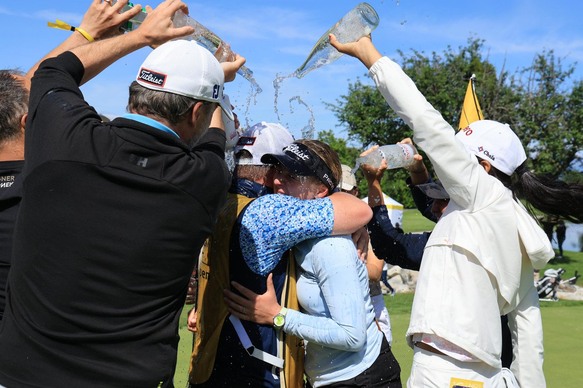 Soak it in, Sára! 🍾

#JabraLadiesOpen