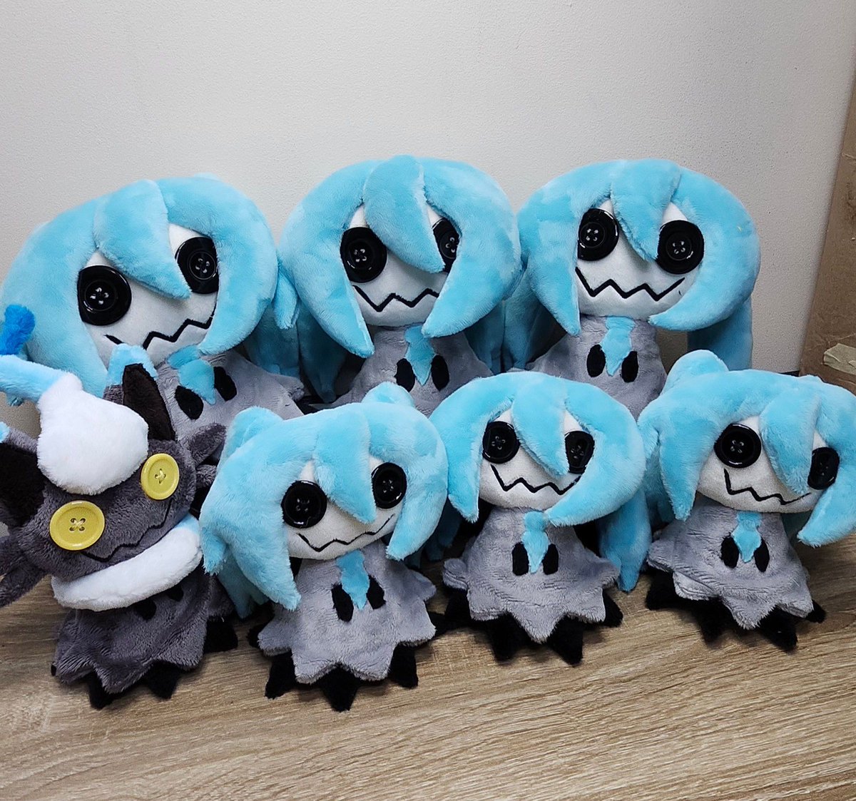 Hatsune Mimikyu!!!! 
I will have 6 Mikus and 1 Hisuian Zorua drop on May 30th at 4pm EST
Sh0p Link in bio