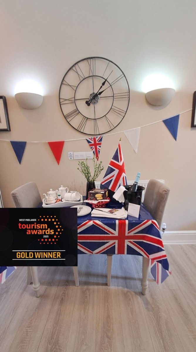 Our wonderful guests arrived for their 5th stay, to enjoy Ironbridge’s WWII Weekend
🇬🇧The bunting is up, fresh flowers, &amp; special treat classic Victoria sponge to enjoy with a cuppa, or a glass of prosecco
It is always a joy to welcome our returning guests 
#ww11
#holidayhome